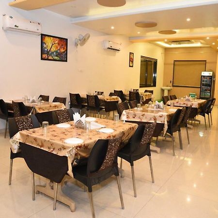Hotel Gulmohar Pride Ahmednagar Esterno foto