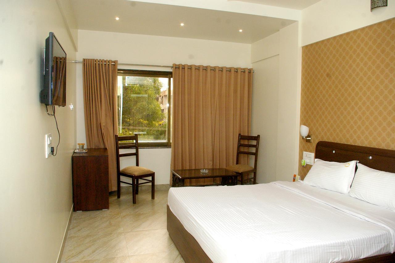 Hotel Gulmohar Pride Ahmednagar Esterno foto