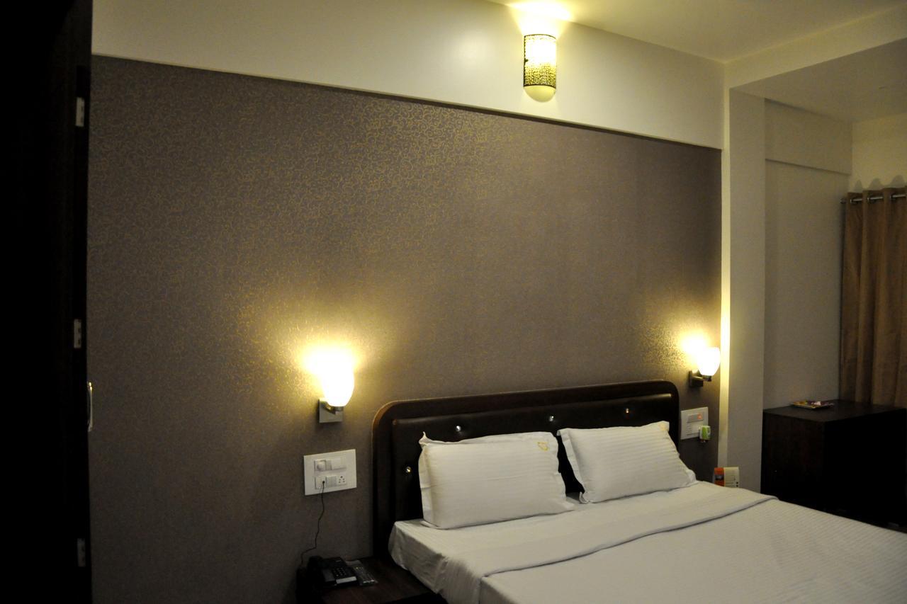 Hotel Gulmohar Pride Ahmednagar Esterno foto