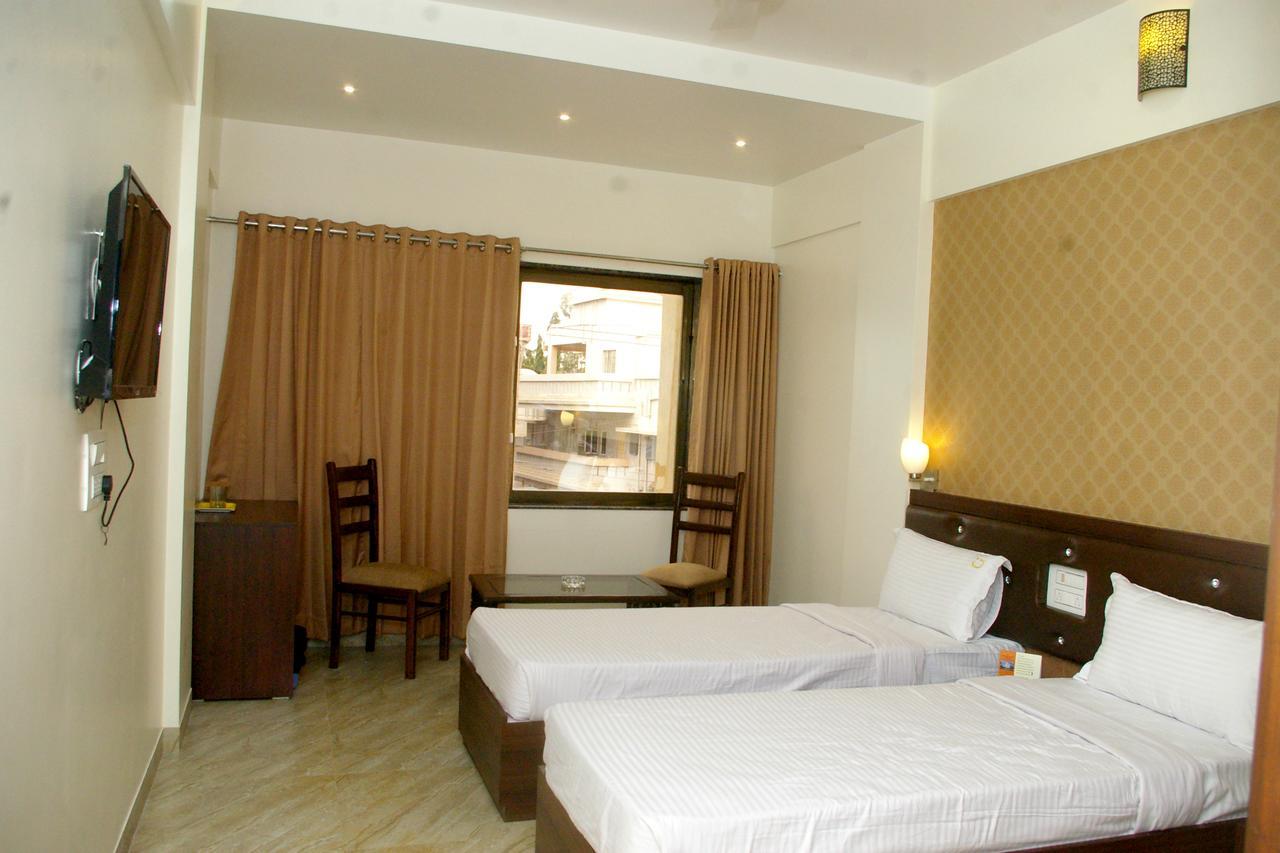 Hotel Gulmohar Pride Ahmednagar Esterno foto