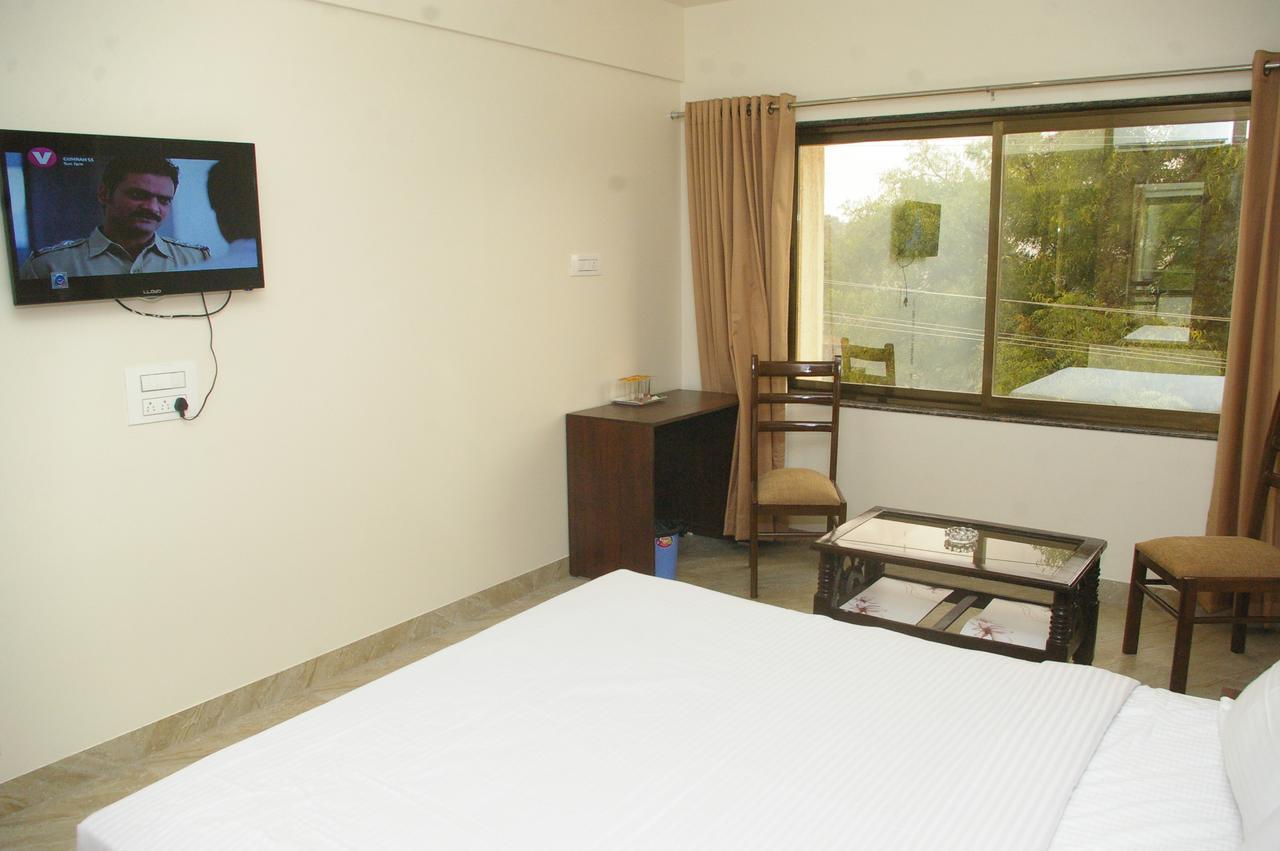 Hotel Gulmohar Pride Ahmednagar Esterno foto