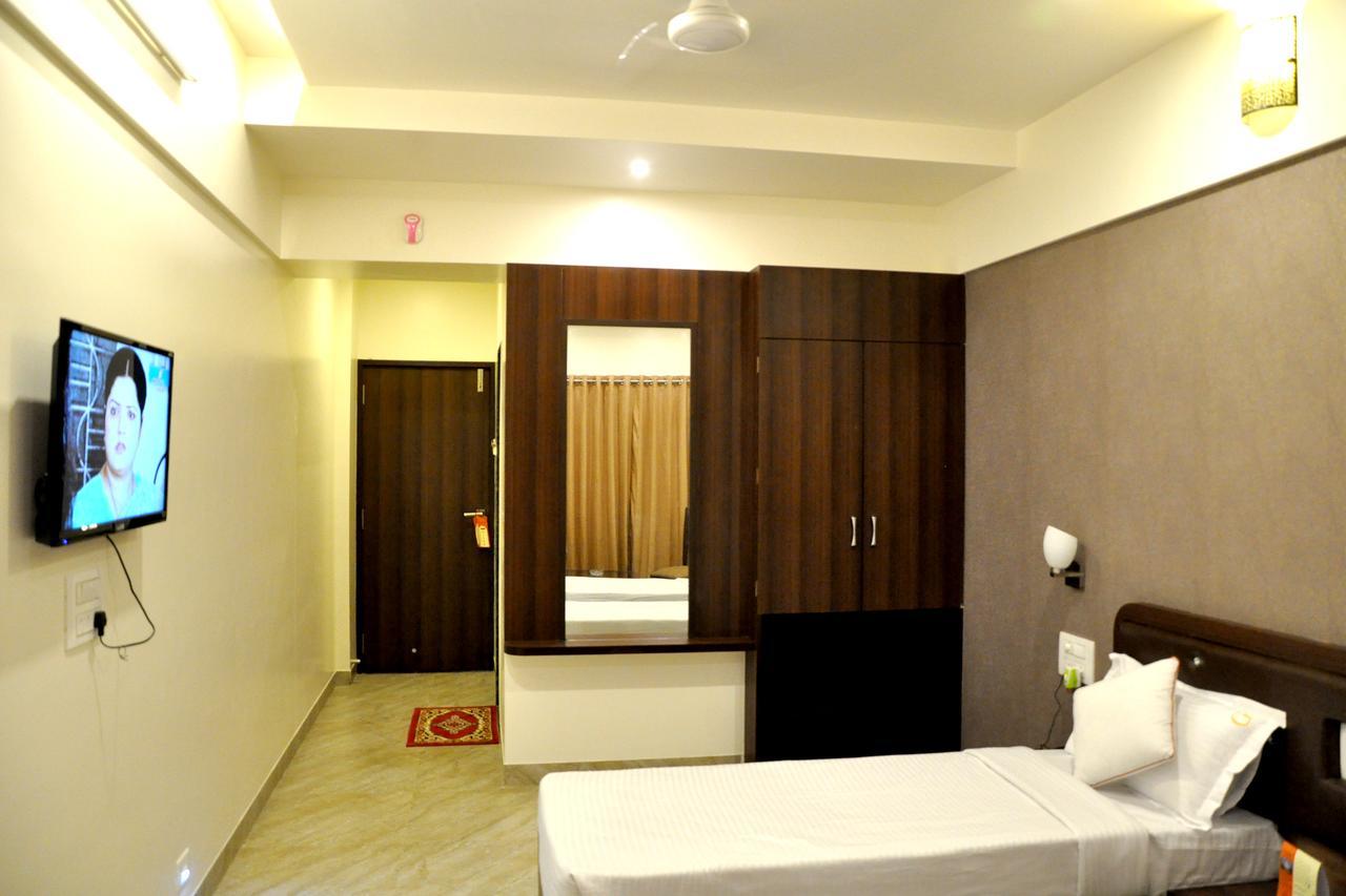 Hotel Gulmohar Pride Ahmednagar Esterno foto
