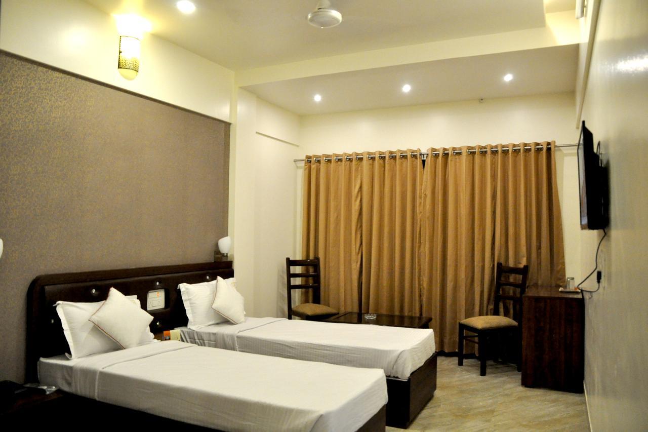 Hotel Gulmohar Pride Ahmednagar Esterno foto