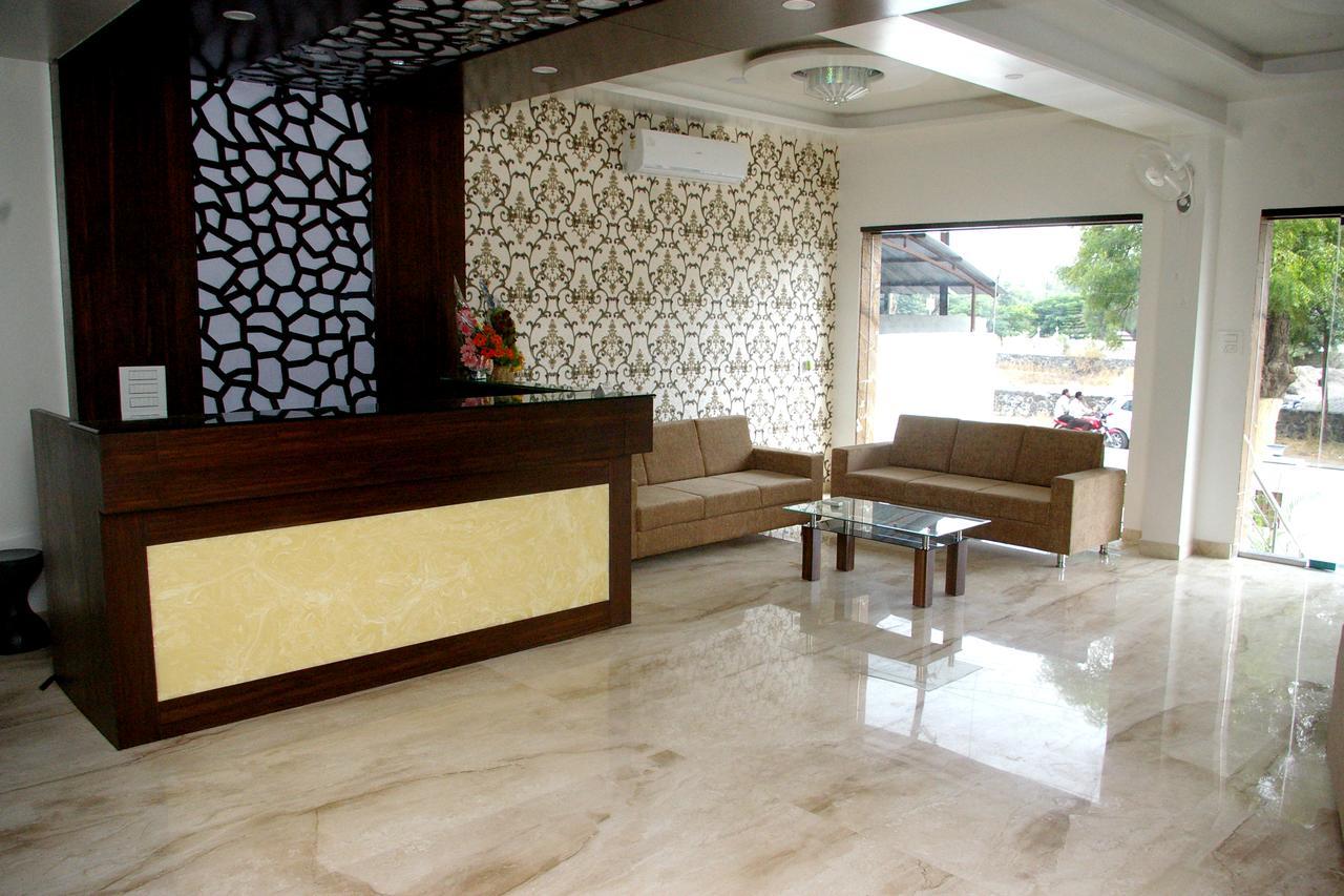 Hotel Gulmohar Pride Ahmednagar Esterno foto