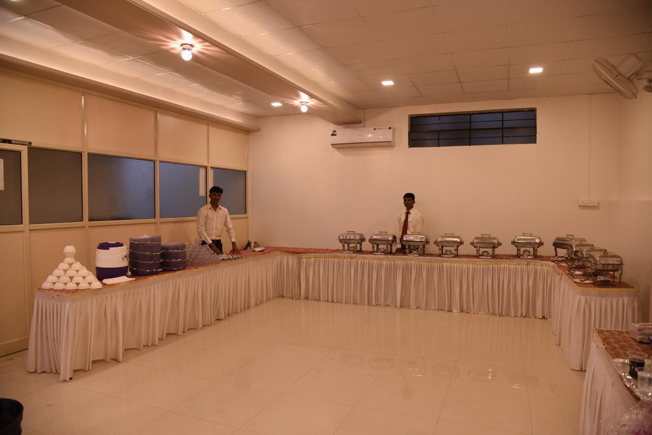 Hotel Gulmohar Pride Ahmednagar Esterno foto
