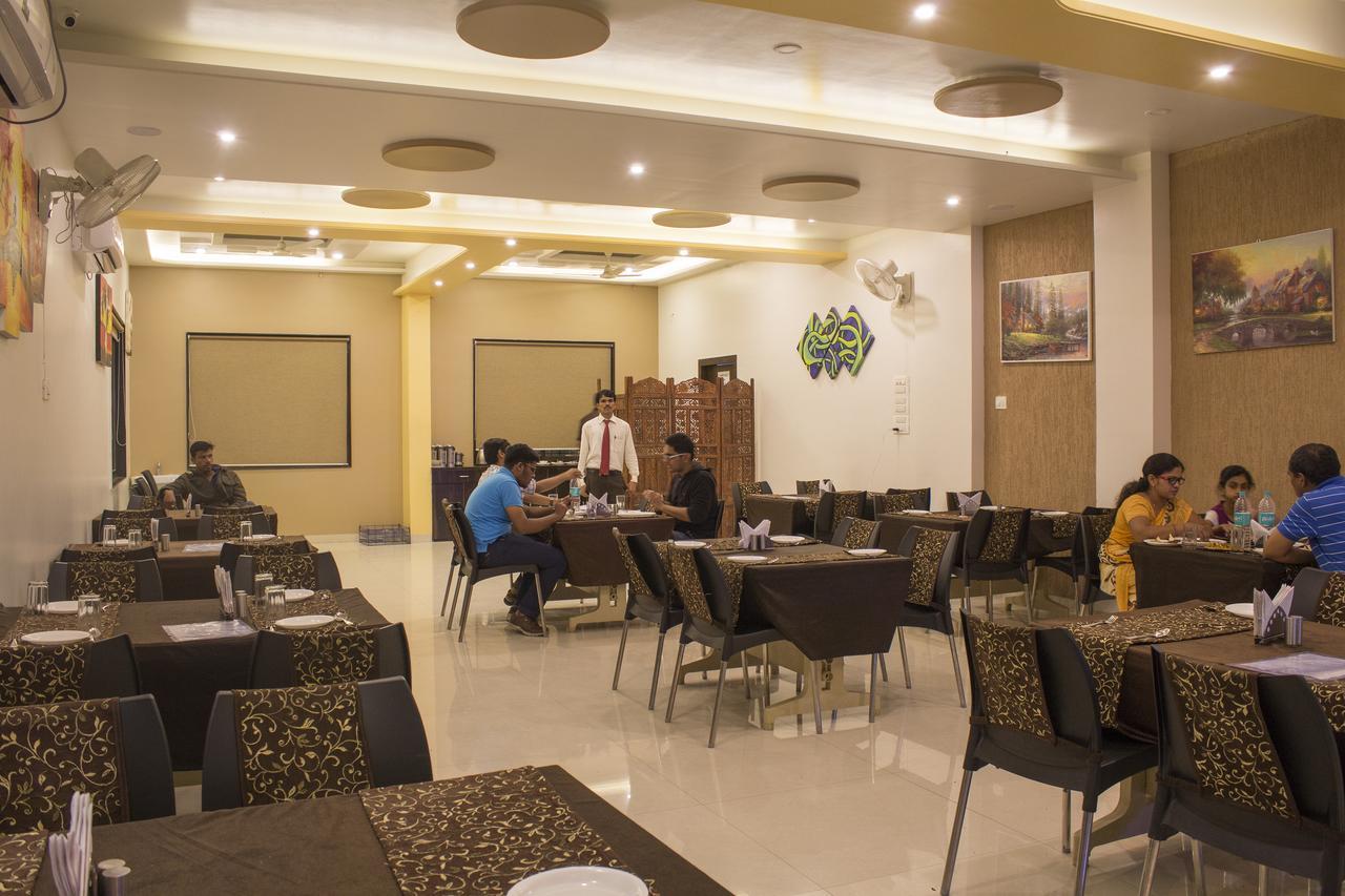 Hotel Gulmohar Pride Ahmednagar Esterno foto